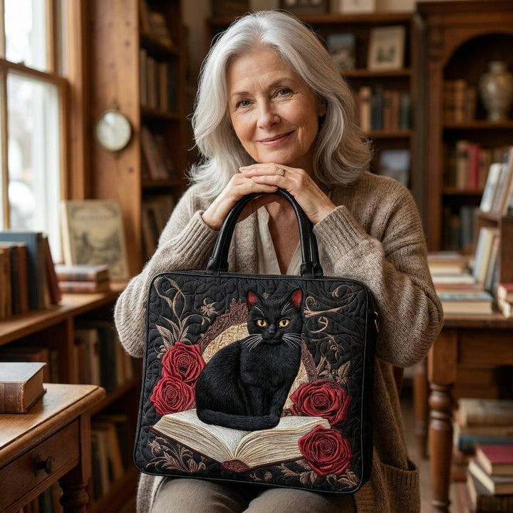 Schwarze Katze auf Büchern — Handwerklich gesteppte Tasche