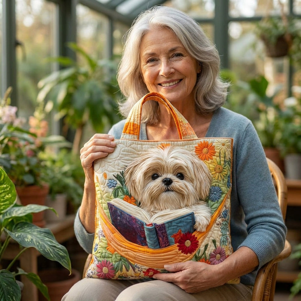 Shih Tzu mit Büchern und Blüten — Handwerklich gesteppte Tasche